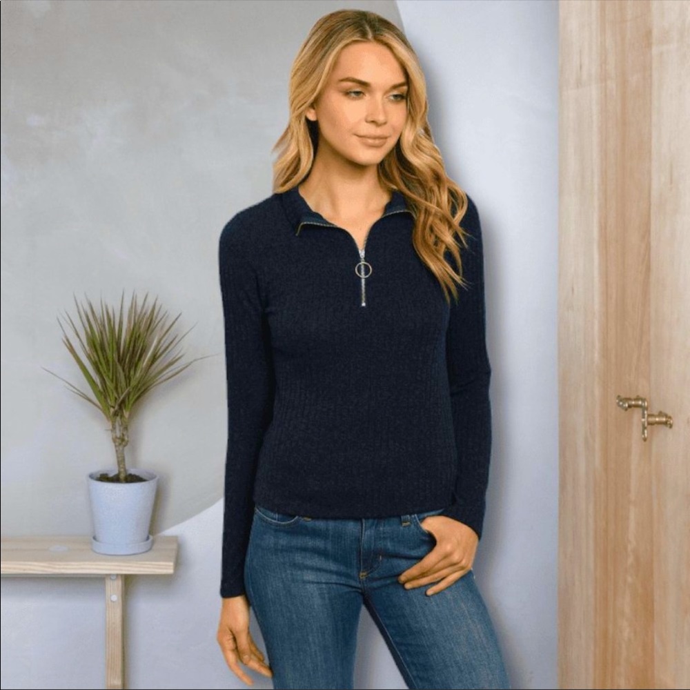*NEW* Zip Up Sweater / Color Navy